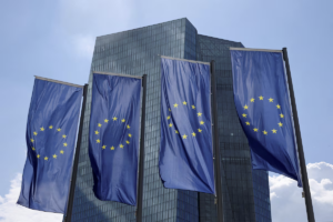 Banderas de la Unión Europea frente al edificio del BCE en Fráncfort, en 2022.
